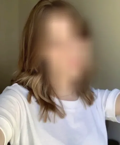 Manuela, 28