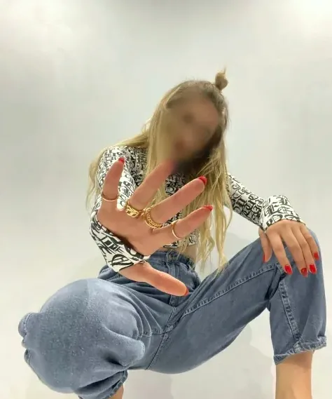 Viktoria, 35