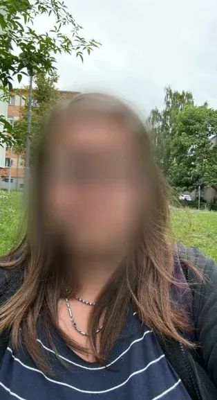 Mia, 27